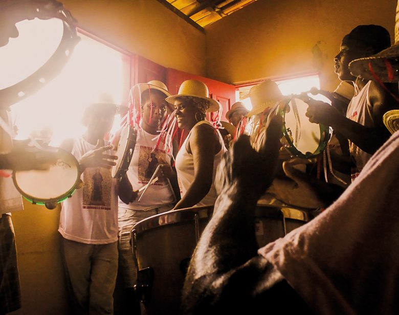 Os mestres puxam a sambadeira à cada porta aberta para os santos./ Foto: Mário Paulista