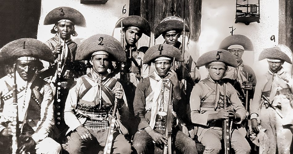 A turma de frente na batalha. Lampião (1), Corisco (2), Ezequiel (3), Fortaleza (6) e Revoltoso (8) Foto: Benjamin Abrahão