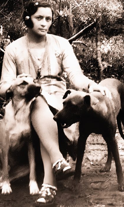 Maria com os cães Guarani e Dourado/Foto: Benjamin Abrahão