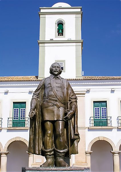 Estátua de Thomé de Sousa. Ao fundo, a Câmara Municipal de Salvador 
(1660), antigo Paço Municipal/Foto: Divulgação