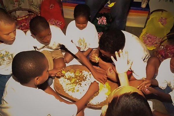 Reza a tradição: os sete meninos comem primeiro/ Foto: Manuela Cavadas
