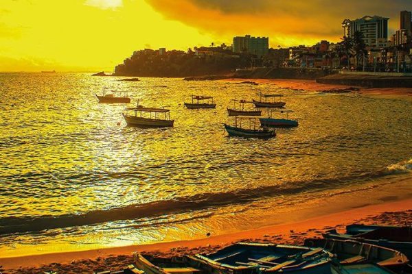 Barquinhos ao pôr do sol na Praia de Santana/ Foto: João Lins
