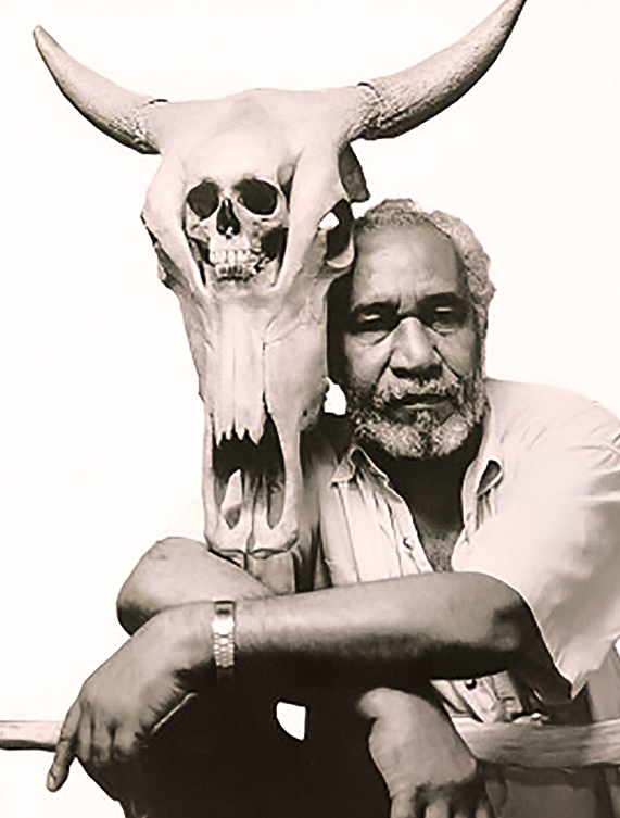 O artista e uma escultura