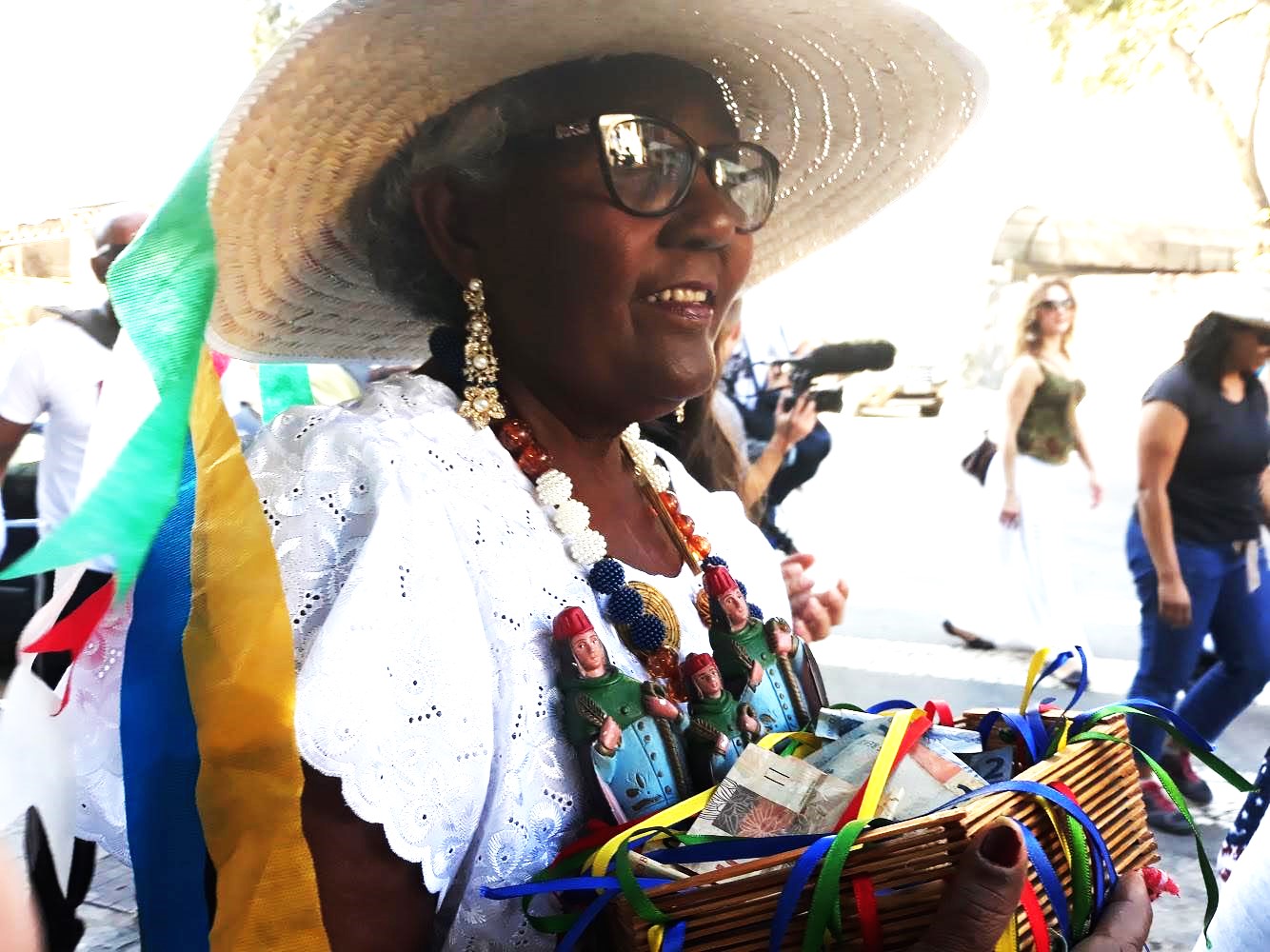 Dona Joanice puxa a esmola cantada / Foto: Acervo Mestre Ananias