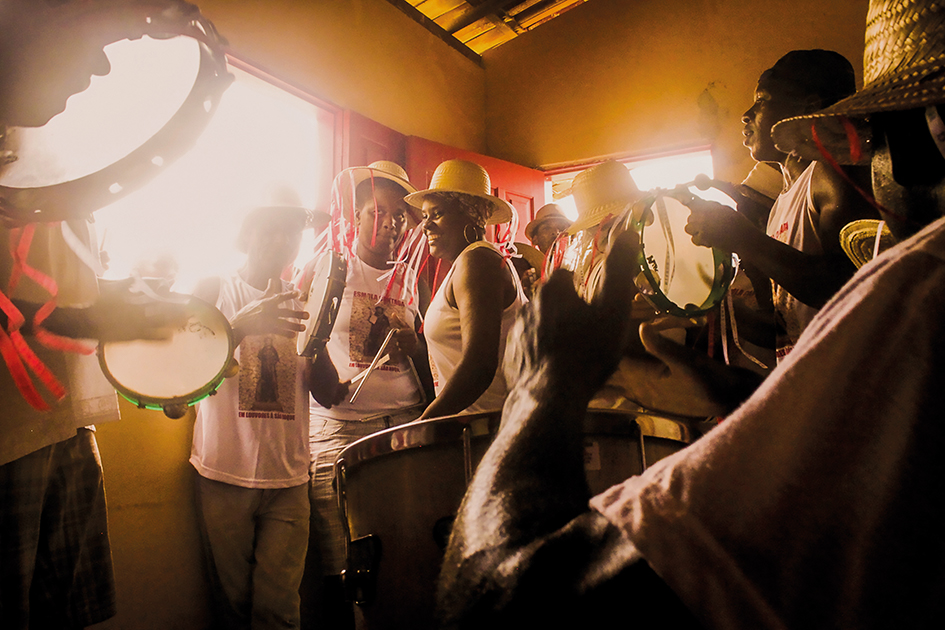 Jucilene samba no meio da roda, formada para se despedir de um dia da Esmola para São Roque no Quilombo do Engenho da Ponte, na casa da organizadora Selma / Foto: Mário Paulista