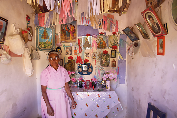 Dona Venerana Ferreira de Souza, 65 anos, rezadeira, Mucugê, Bahia/ Foto: Biaggio Talento/ Helenita Hollanda