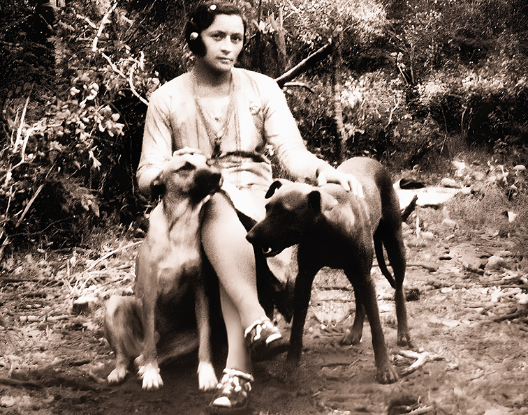 Maria com os cães Guarani e Dourado/Foto: Benjamin Abrahão