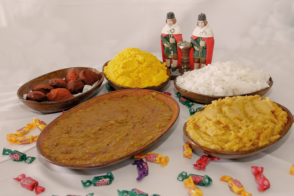 Mesa pronta e farta, sob a proteção dos santos meninos/ Foto: Manuela Cavadas