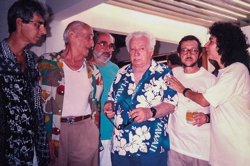 1992, aniversário de 80 anos de Jorge, da esquerda para a direita: Carybé, 
Jorge Amado, Ruy Espinheira e Jane Araújo/Foto: Acervo Família